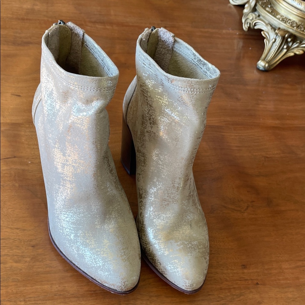 Chocolate Blu golden boots
Made in Brazil